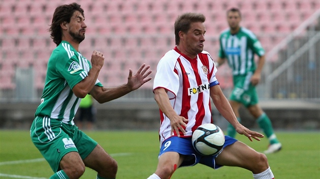 Brn�nský úto�ník Petr �vancara (vpravo) si kryje mí� p�ed Janem Flachbartem ze