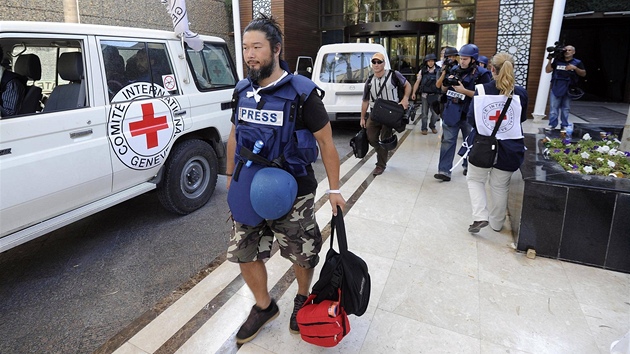 Kameraman Johei Morimoto bhem odchodu z hotelu Rixos, kde ho zadrovali