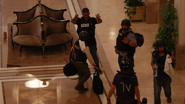Zahraniní novinái se chystají opustit hotel Rixos, kde je nkolik dní