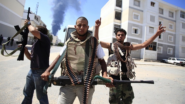 Libyjtí rebelové v Tripolisu (25. srpna 2011)