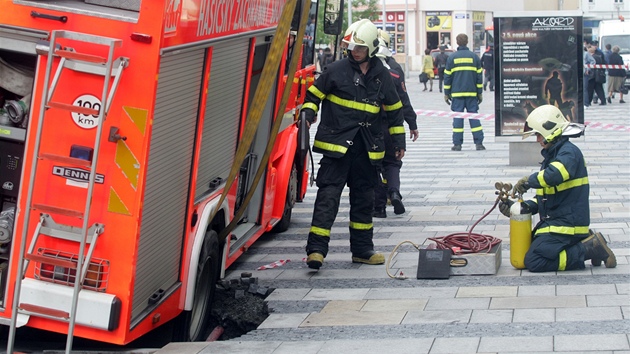V kvtnu 2010 se na Masarykov námstí v Ostrav propadlo hasiské auto.