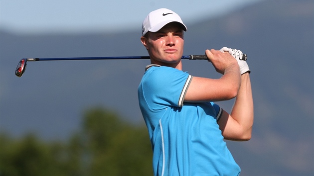 DOBE TO DOPADNE. Anglický golfista Oliver Fisher sleduje let svého míe.