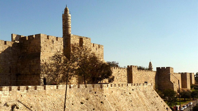 Pohled na hradby Starého m�sta od autobusové zastávky, na kterou p�ijedete od