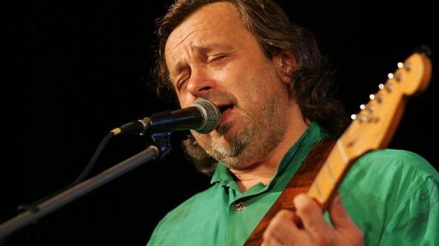 Muzikant Michal Pavlíek vydal memoáry Zem vzdálená.