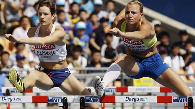 Kateina Cachová (vlevo) pi první disciplín sedmiboje na MS v Tegu, na trati