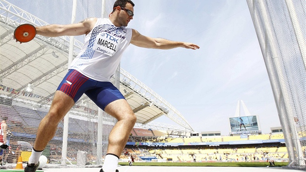 Brn�nský závodník Jan Marcell v kvalifikaci hodu diskem. Do poslední chvíle