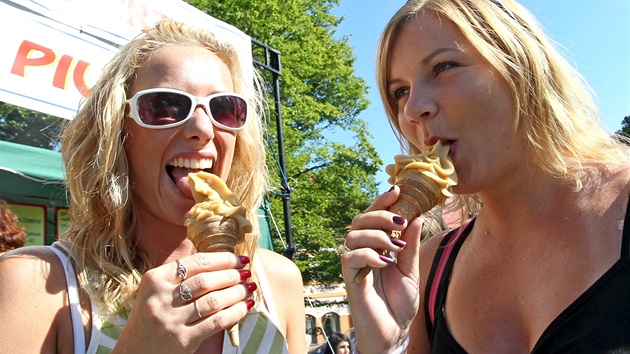 Na chot�bo�ských pivních slavnostech �la na odbyt i sv�tlá a tmavá pivní...