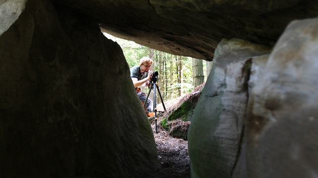 V eském Ráji archeologové hledají stopy starých osídlení. Pod touto skálou