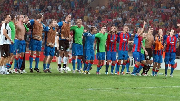 DOKÁZALI JSME TO Plze�tí fotbalisté k�ep�í p�ed zapln�ným stadionem v Edenu a