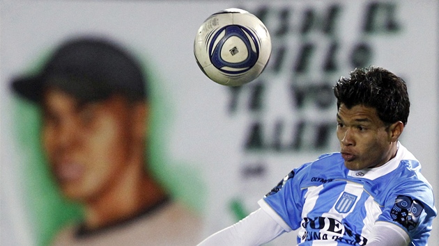 Teofilo Gutierrez, fotbalista týmu Racing Club, si zpracovává míč.