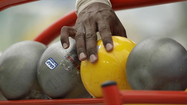 VRH KOULÍ. To je t�etí disciplína desetiboje. Jde se na v�c.