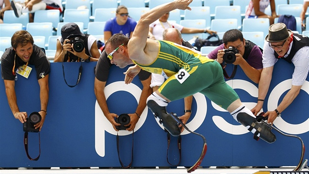 VELKÝ ZÁJEM. Oscar Pistorius pitahoval pozornost fotograf. Vdy to byl také