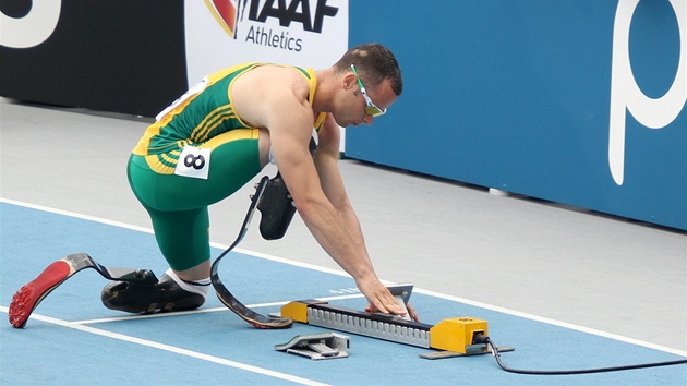 PPRAVY. Oscar Pistorius se chyst na rozbh na 400 metr. Stal se prvnm handicapovanm sportovcem, kter kdy na ampiontech "zdravch" zvodil. 