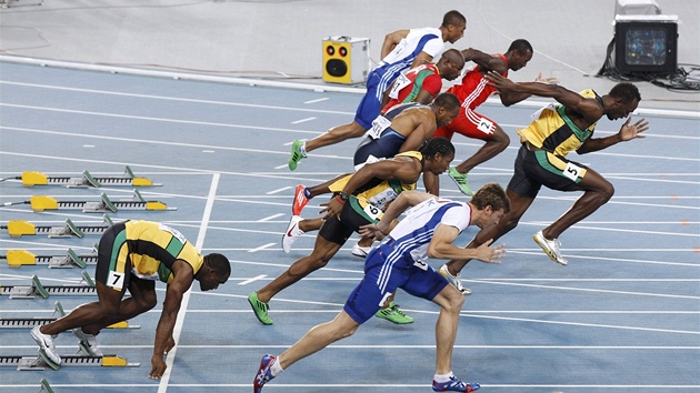 RYCHLÝ KONEC. Po diskvalifikaci Usaina Bolta zstal jen prázdný startovní blok.
