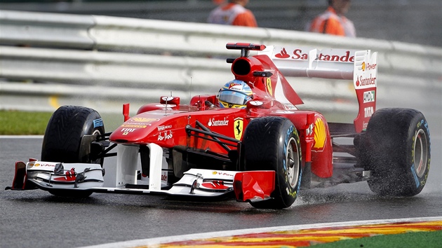 Michael Schumacher se sousteuje v kokpitu mercedesu.