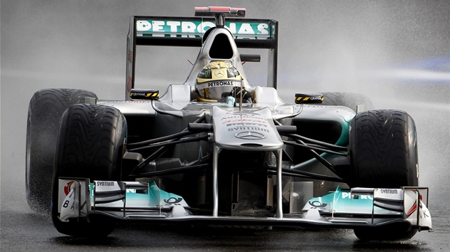 Michael Schumacher se sousteuje v kokpitu mercedesu.
