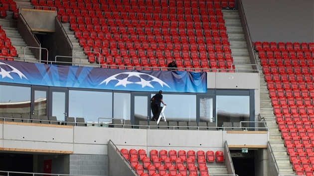 OBLÉKÁNÍ STADIONU. Technici rozmisují loga Ligy mistr vude na stadionu v