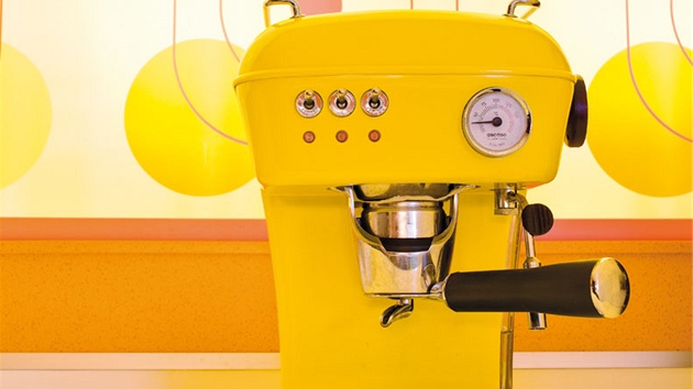 Pákový retro kávovar je i krásným designovým kouskem v kuchyni. 