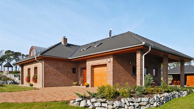 Gará� m��e být architektonickou sou�ástí domu nebo voln� stojící stavbou, v