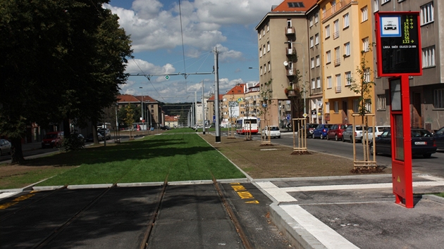Rekonstruovaná tramvajová tra z Vítzného nám. do Podbaby - zastávka Zelená je
