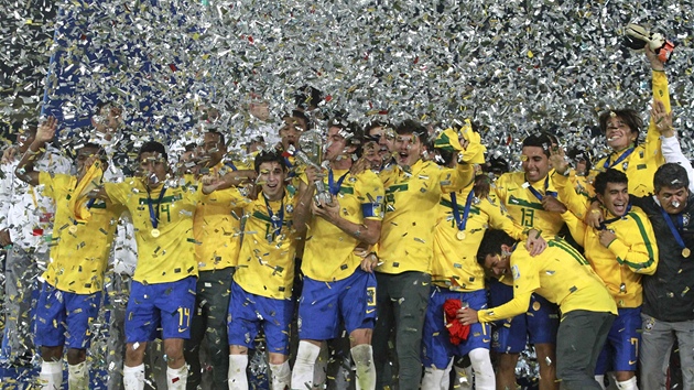 Mladí braziltí fotbalisté se radují z titulu mistr svta v kategorii do 20