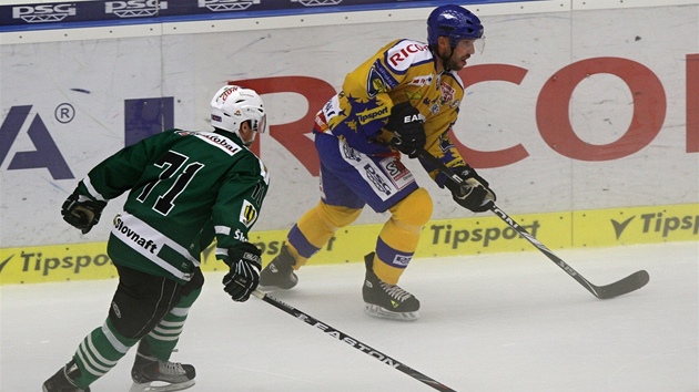 Zlínský Petr Leka (vpravo) uniká Martinu tpánovi ze Skalice.