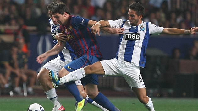 Lionel Messi z Barcelony se snaí proniknout mezi bránícími portskými hrái