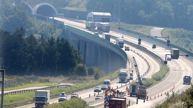 Provoz na dálnici D5 na obchvatu Plzn ped tunelem Valík byl po kvtnové