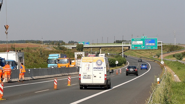 Provoz na dálnici D5 na obchvatu Plzn ped tunelem Valík byl po kvtnové