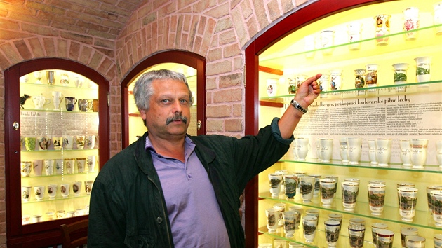 Václav Lojín ukazuje sbírku karlovarských lázeských pohárk, která ítá více