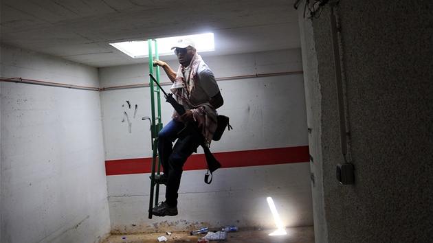 Rebelové vstupují do tunel, kam smli jen Kaddáfího nejblicí spolupracovníci