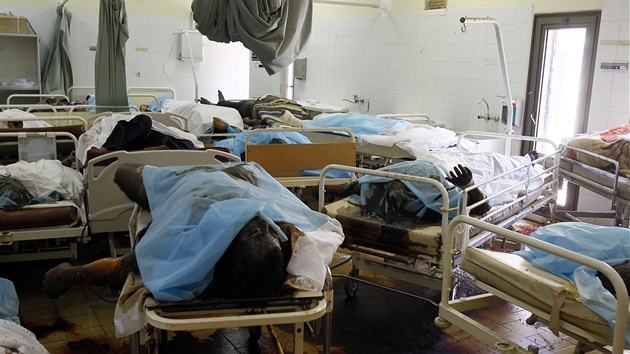 Mrtví v nemocnici v tripolské tvrti Abú Sálim (26. srpna 2011)