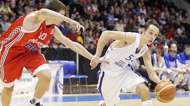 Ji�í �oula (vpravo), �eský reprezentant do 16 let, obchází Dorianan Jelenka z