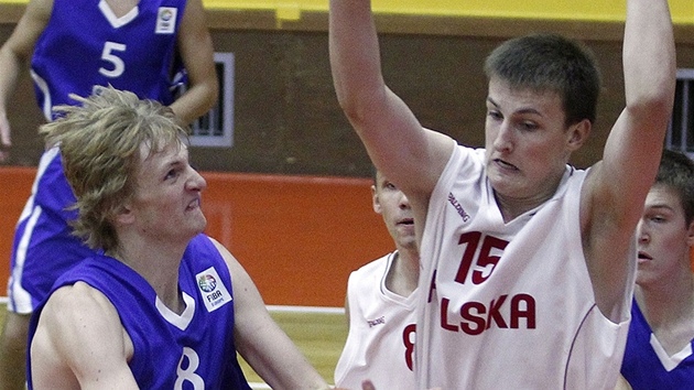 Prokop Slanina (vlevo), eský reprezentant do 16 let, v utkání s Polskem.