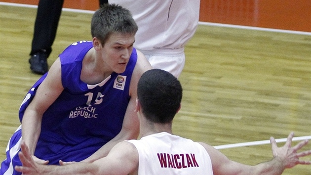 Martin Peterka (vlevo) �eský reprezentant to 16 let, v utkání s Polskem.
