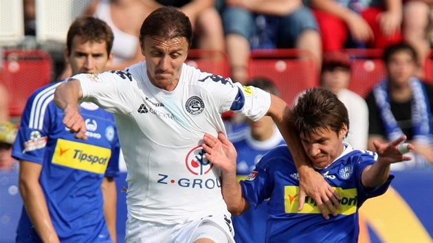 Olomoucký Jan Navrátil (vpravo) bojuje s Michalem Kordulou ze Slovácka.