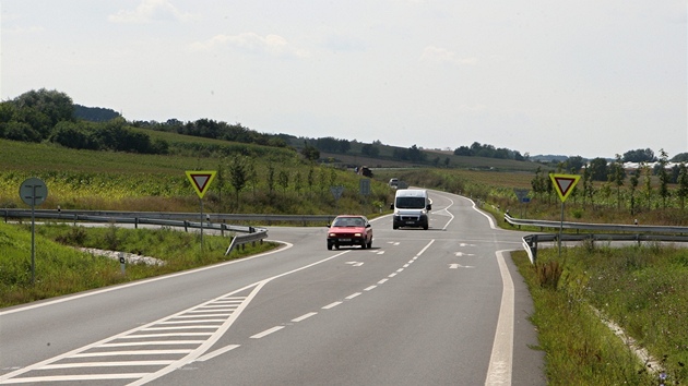 Na křižovatce u Bezměrova se protínají dálniční sjezd směrem na Kojetín a silnice z Kroměříže na Vyškov, jež byla dlouhá léta hlavním tahem.