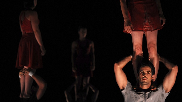 Letní Letná 2011: z p�edstavení Le Grand C souboru Compagnie XY