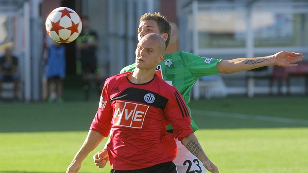 T�LO NA T�LO. Jablonecký Bene� (vzadu) bojuje o mí� s Ondrá�kem z Bud�jovic.