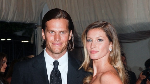 Brazilsk modelka Gisele Bndchenov s manelem, hrem americkho fotbalu Tomem Bradym. Podle magaznu Forbes jsou nejvdlenjm prem. Jejich majetek loni narostl v pepotu o 1,28 miliardy korun. 