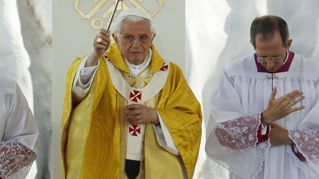 Pape Benedikt XVI. vede mi na shromádní ve panlském Madridu (21.8. 2011)