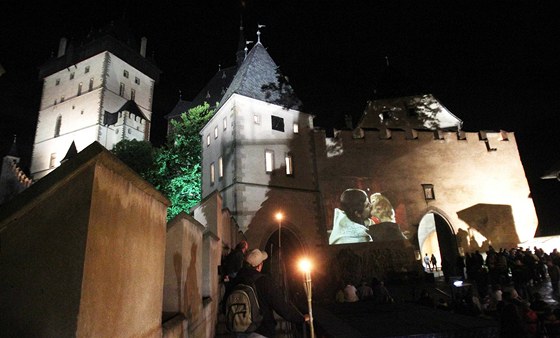 Hrad Karlštejn pro své návštěvníky brány v noci už jednou otevřel. Přesně před rokem.
