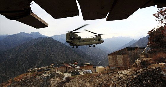 Americký vrtulník Chinook startuje z pedsunuté základny v afghánské provincii