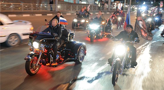 Ruský premiér Vladimir Putin na projíce s motorkái.