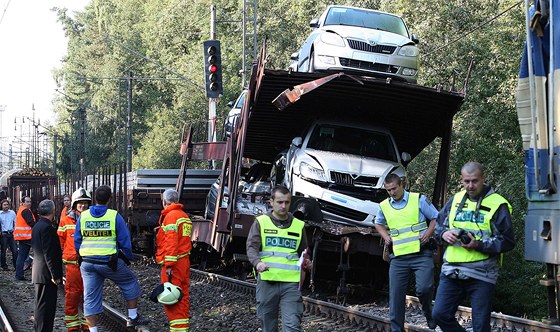 Hasii a policisté zasahují na míst sráky osobního vlaku s nákladním u