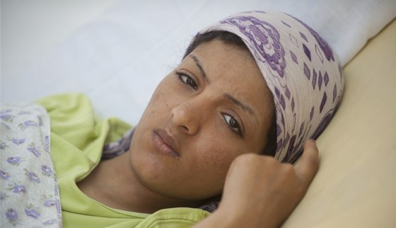 Devatenáctiletá Nisrín na nemocniním lku v Tripolisu (28. srpna 2011)