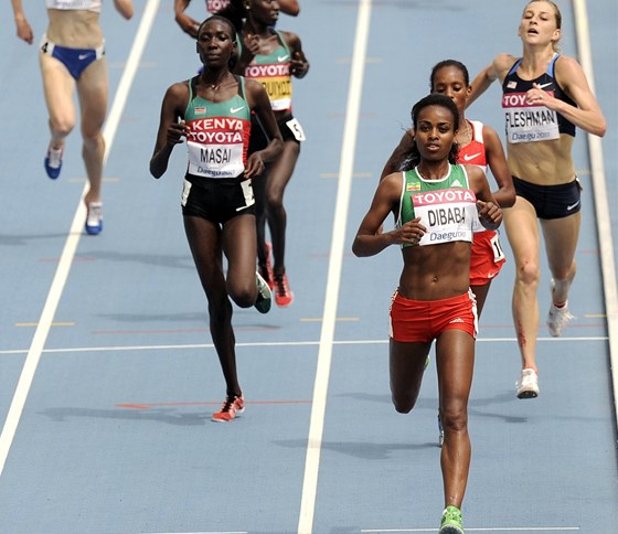 ETIOPIE V ELE. Genzebe Dibabaová a hladký postup z rozbhu na 5000 metr.