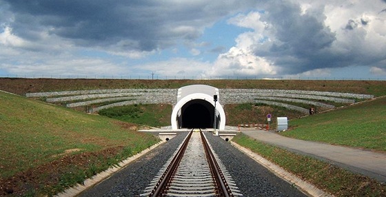 Plánovaný Chotýanský tunel u eských Budjovic má být nejdelím elezniním tunelem v esku. Dosud ale toto prvenství drí Bezenský tunel na Chomutovsku (na snímku).