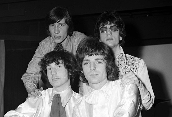 Pvodní sestava Pink Floyd (nahoe zleva Roger Waters, Syd Barrett, dole zleva