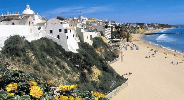 Pro koupání jsou nejlep�í plá�e na ji�ním pob�e�í Algarve, od mysu Cabo de San